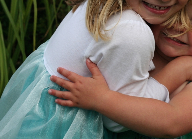 Elsa & Anna hugs 2